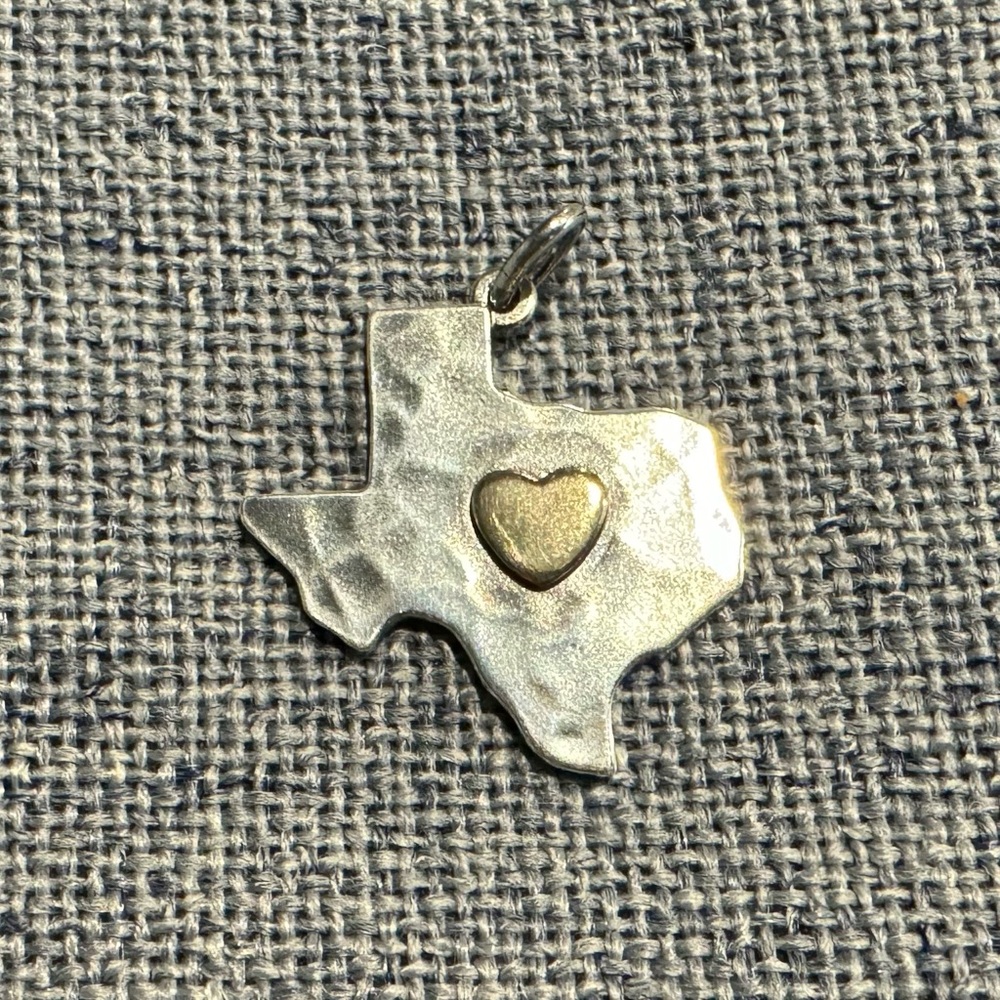 Retired James Avery 14k yellow golden heart of Texas pendant